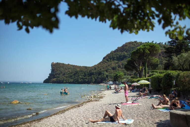 Het strand van Camping La Rocca aan het Gardameer in italie