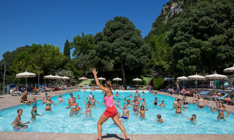 Camping la rocca aan het gardameer tussen bardolino en garda