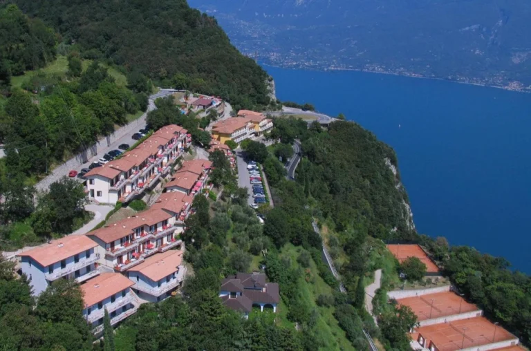 la rotonda front lake resort in tignale overzicht