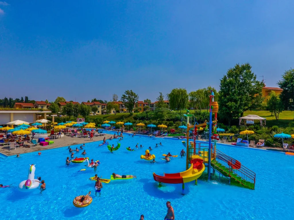vakantiepark belvedere village in cavalcaselle zwembad