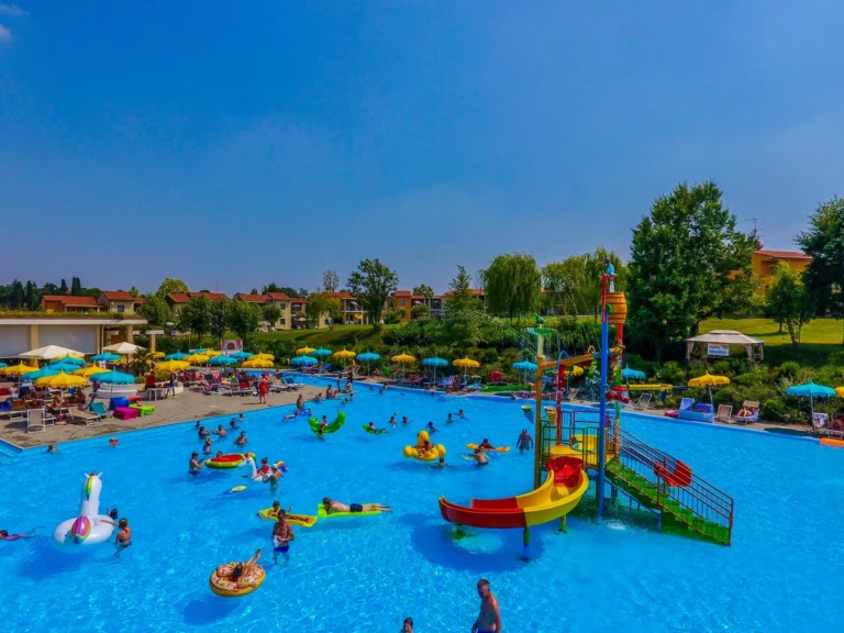 vakantiepark belvedere village in cavalcaselle zwembad