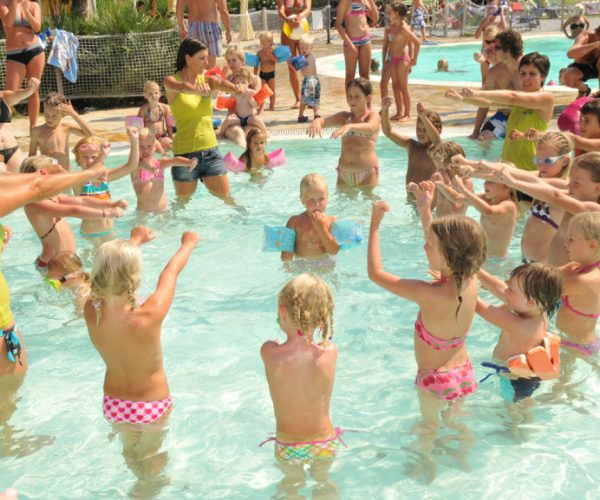 Kinderen in het zwembad op de mooie Camping Baia Verde aan het Gardameer in Italië