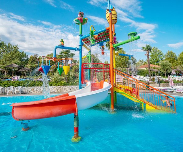 Waterpark en spraypark voor kinderen op Camping Bella Italia peschiera del garda aan het gardameer in italie
