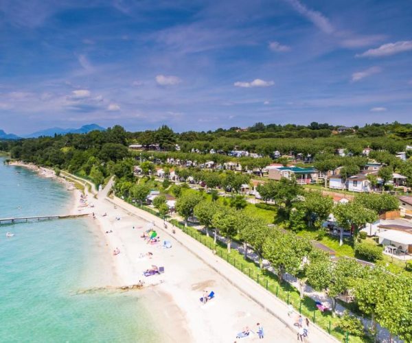 Het strand van Camping belvedere aan het gardameer in italie