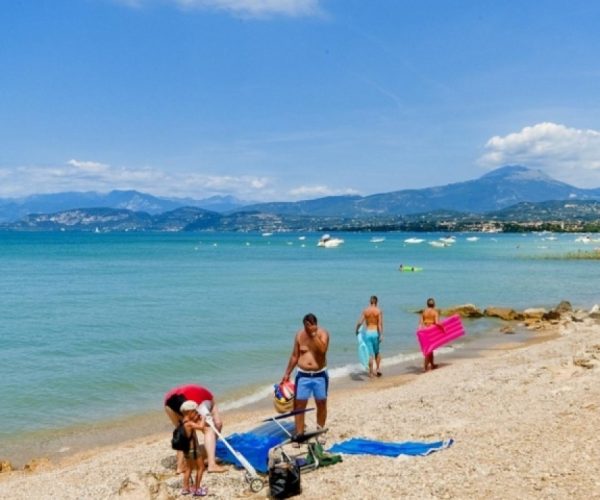 Het strand van Camping belvedere aan het gardameer in italie