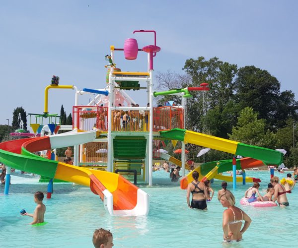 Het waterpark van Camping Cisano san vito gelegen bij lazise aan het gardameer