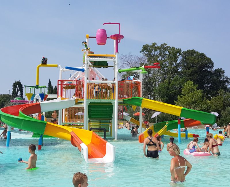 Het waterpark van Camping Cisano san vito gelegen bij lazise aan het gardameer