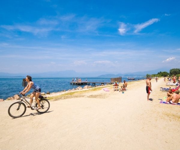 Het strand van Camping Del Garda Village aan het Gardameer