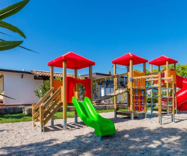 Speeltuin voor kinderen op Camping del garda village aan het gardameer