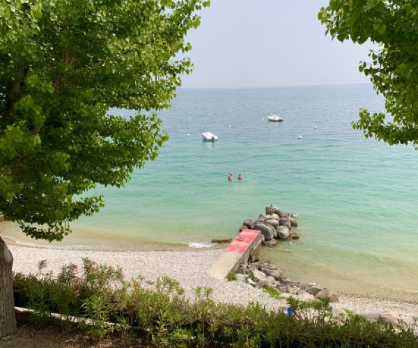 Het strand van Camping Della Colombaia Gardameer