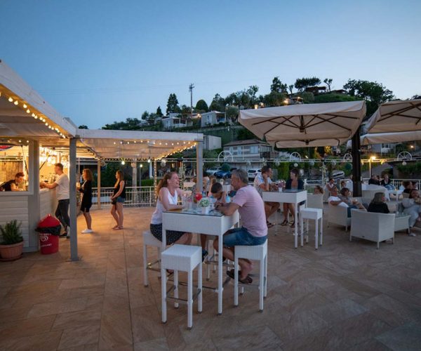 De bar van camping eden aan het gardameer in italie