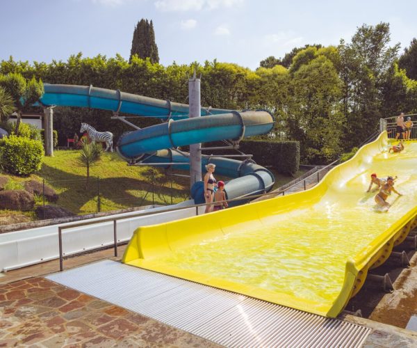 Glijbanen van camping eden aan het gardameer in italie