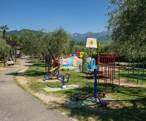 Speeltuinen op camping eden aan het gardameer in italie