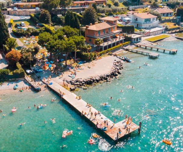 Het strand van Camping eden aan het gardameer in italie