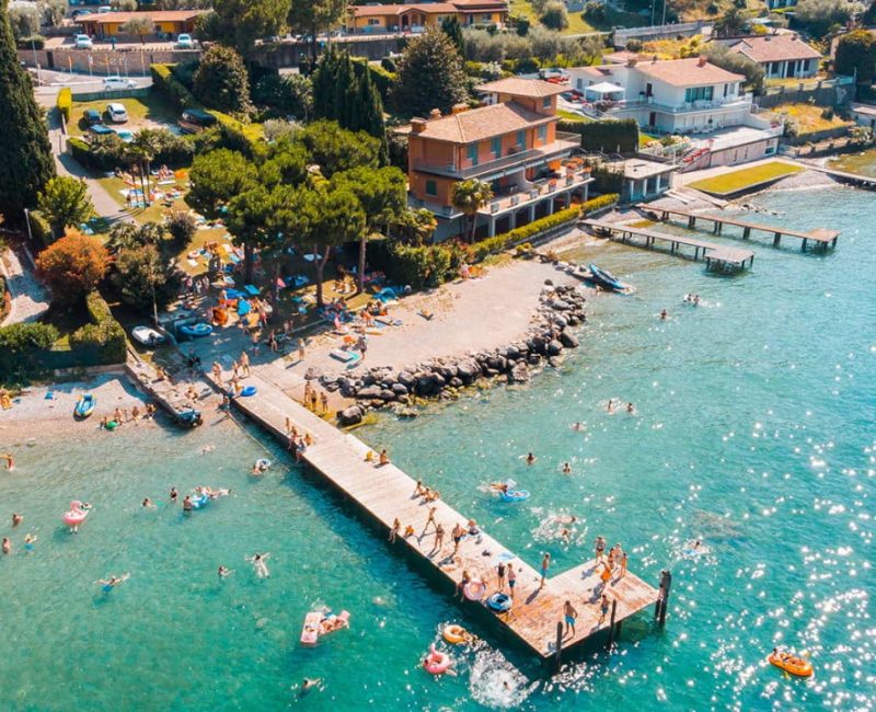 Het strand van Camping eden aan het gardameer in italie