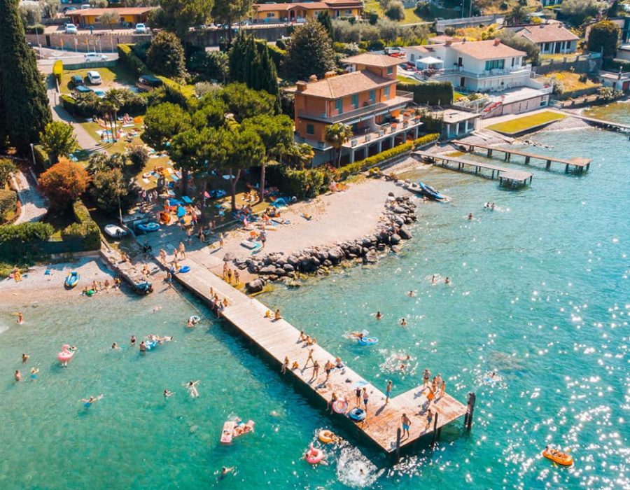 Het strand van Camping eden aan het gardameer in italie