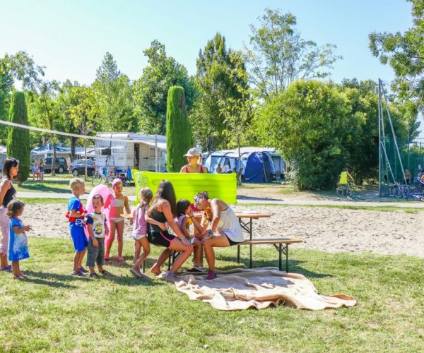 Animatie op Ben je sportief? Dan zit je op Camping Eurocamping Pacengo helemaal goed. Je kunt er tafeltennissen, jeu de boules spelen, tennissen, voetballen en volleyballen. Voor de kids is er een kinderclub die van alles organiseert, van speurtochten tot creatieve workshops. En de speeltuin van 800m² is helemaal de place to be voor kids. 's Avonds is er gezellige animatie, inclusief een kinderdisco! Qua eten is er ook genoeg te kiezen op Camping Eurocamping Pacengo. Smul van de Italiaanse keuken in het restaurant-pizzeria, proef de kindermenu’s of geniet van lokale wijnen. Voor de snelle trek is er een snackbar en zelfs een broodbezorgingsservic, klinkt niet verkeerd toch? Camping Eurocamping Pacengo heeft een heerlijke natuurlijke vibe. Je kunt er overnachten in moderne stacaravans, mobile homes of natuurlijk een eigen staanplaats boeken. Ook ligt het stadje Pacengo ligt om de hoek, vol met leuke winkels, cafés en restaurants. Stap op de fiets en ontdek schilderachtige stadjes langs het meer, zoals Lazise, Peschiera en natuurlijk Bardolino. Neem een kijkje bij de verschillende reisaanbieders en boek jouw verblijf op Camping Eurocamping Pacengo voor een heerlijke tijd aan het Gardameer!