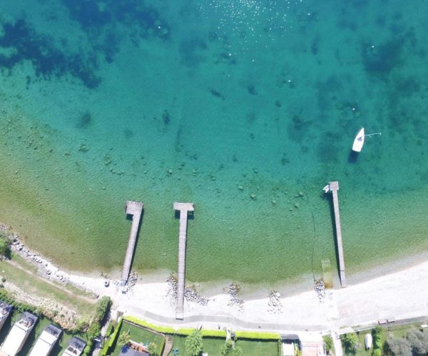 Het strand van Camping Europa Silvella aan het gardameer in italie