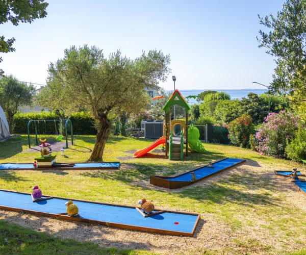 De speeltuin van Camping Fontanella bij Moniga del Garda aan het Gardameer