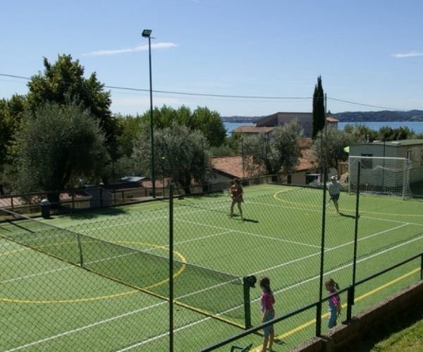 Tennisvelden op Camping Fontanella bij Moniga del Garda aan het Gardameer
