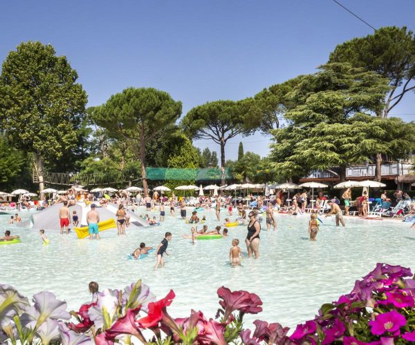 Camping hu altomincio village is gelegen in het zuiden van het gardameer