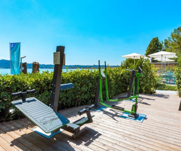 Buiten gym op Camping La Gardiola aan het Gardameer in italie