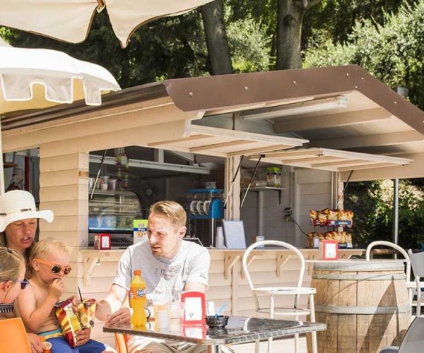 De bar van Camping la rocca aan het gardameer tussen bardolino en garda