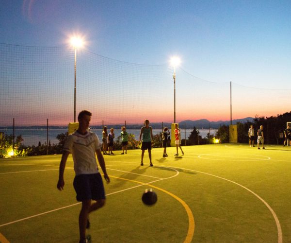 Sportvelden op Camping la rocca aan het gardameer tussen bardolino en garda