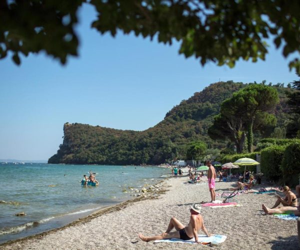 Het strand van Camping La Rocca aan het Gardameer in italie