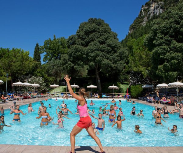 Camping la rocca aan het gardameer tussen bardolino en garda