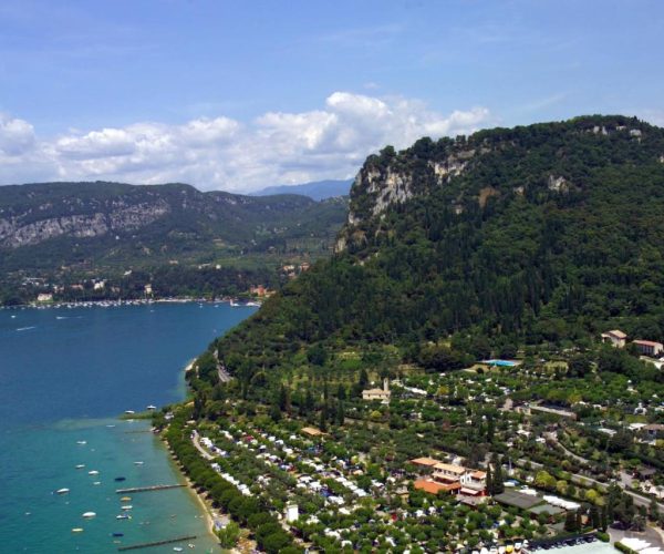 Camping la rocca aan het gardameer tussen bardolino en garda