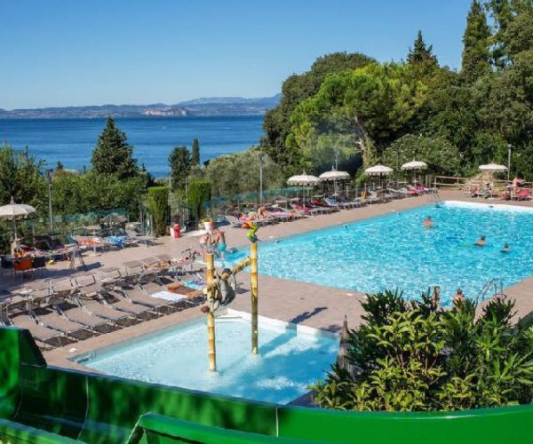 Het zwembad van Camping la rocca aan het gardameer tussen bardolino en garda