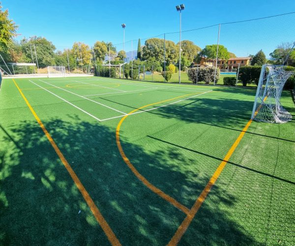 Sportvelden op Camping La Rocca Manerba aan het