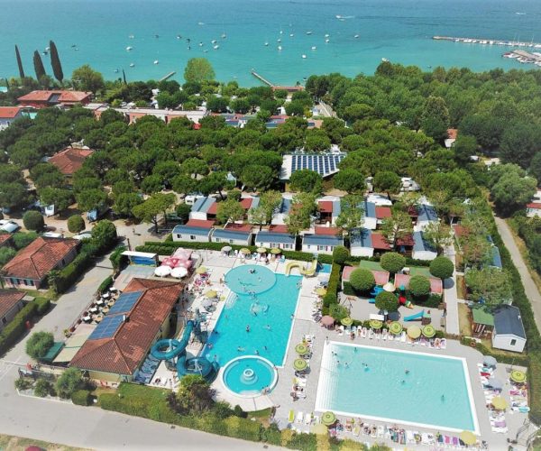 De zwembaden van Camping la rocca aan het gardameer tussen bardolino en garda