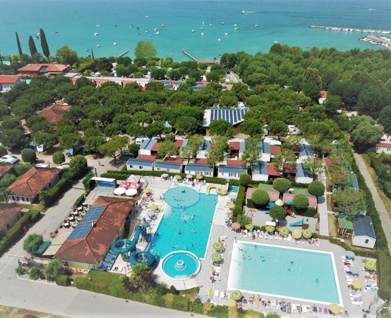 De zwembaden van Camping la rocca aan het gardameer tussen bardolino en garda