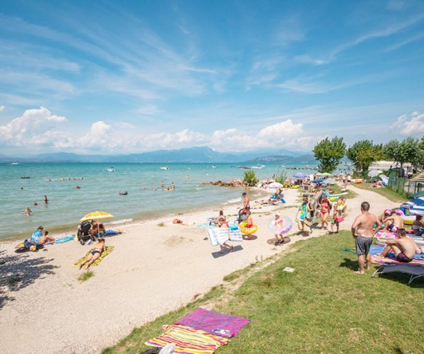 Het strand van Camping Lido aan het Gardameer vlakbij lazise en bardolino