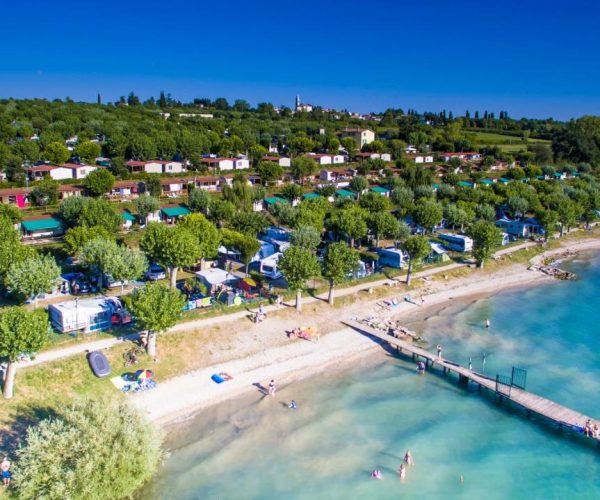 Het strand van Camping Lido aan het Gardameer vlakbij lazise en bardolino