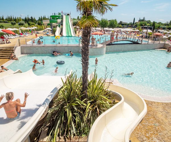 De zwembaden van Camping Lido aan het Gardameer vlakbij lazise en bardolino