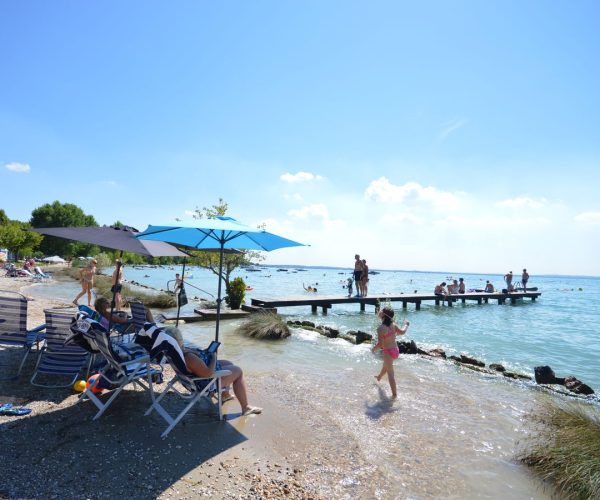 Het strand van Camping Park Delle Rose aan het gardameer