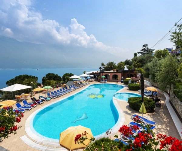 Het zwembad van Camping Park Garda bij Limone sul Garda aan het Gardameer