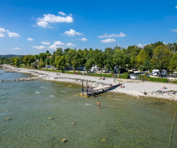 Het strand van Camping Piantelle aan het Gardameer