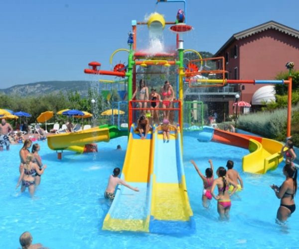 Het waterpark van Camping serenella aan het Gardameer