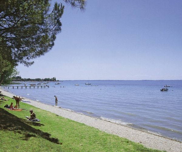 Het strand van Camping Serenella aan het Gardameer