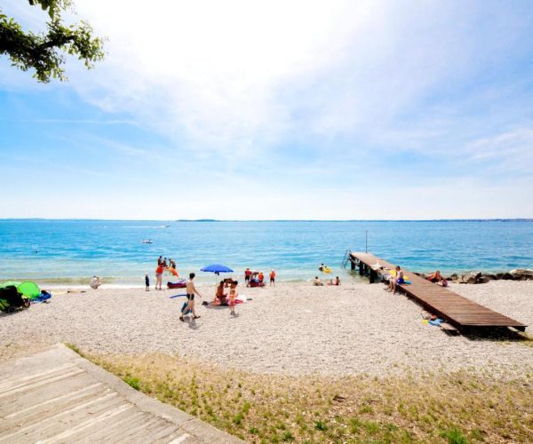 Het strand van camping sereno aan het gardameer