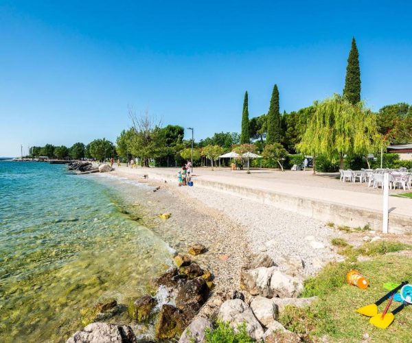 Het strand van Camping toscolano aan het Gardameer in Italië