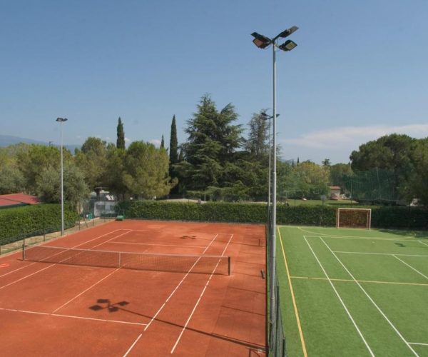 Tennisbanen op Camping toscolano aan het Gardameer in Italië