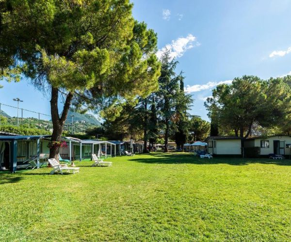 De staanplaatsen op Camping toscolano aan het Gardameer in Italië
