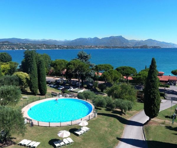 Het zwembad van desenzano camping village aan het gardameer in Italië