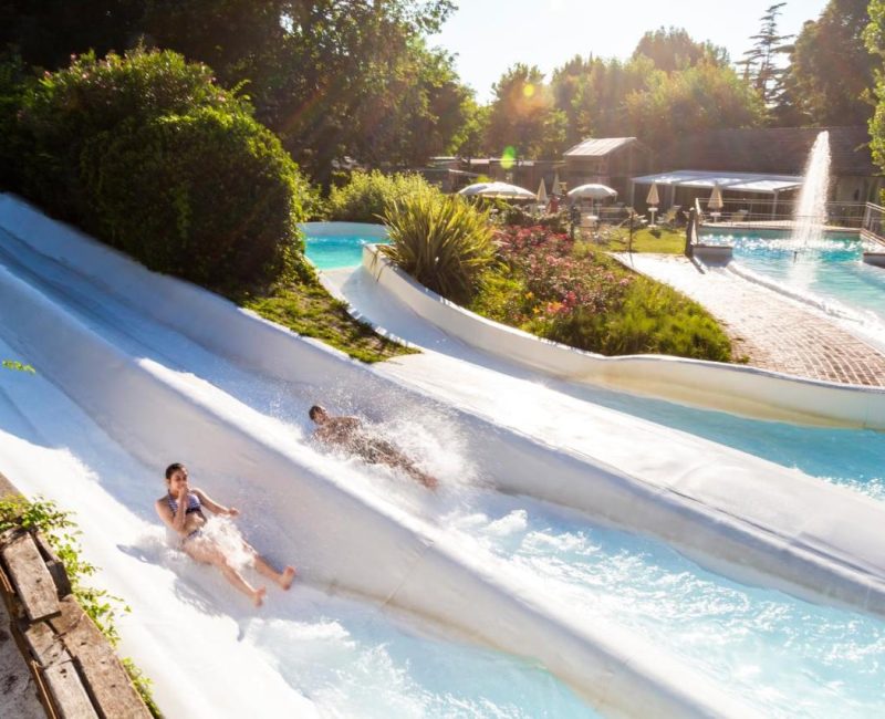 De glijbanen op camping hu altomincio village gardameer