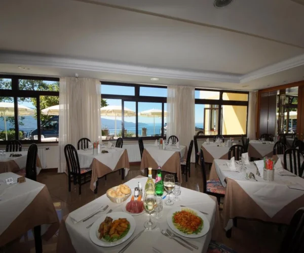 la rotonda front lake resort in tignale eetzaal